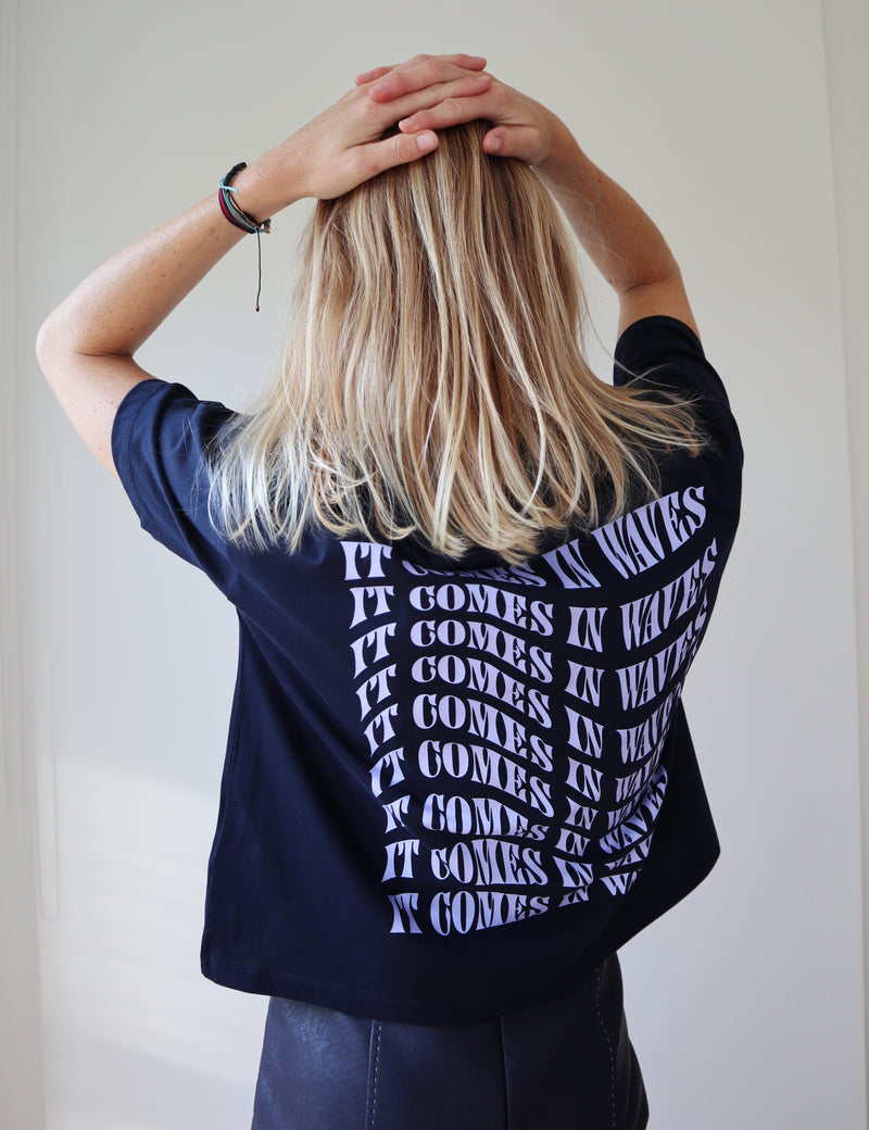 'It comes in waves' T-shirt Night blue